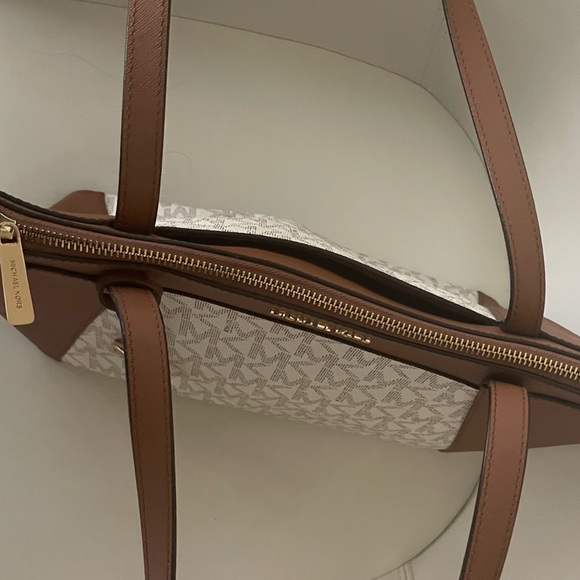 Michael Kors Shoulder Bag❗️CLOSET CLEAR OUT❗️PRICED TO SELL - Picture 10 of 11